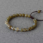 Gros plan sur les pierres de labradorite du bracelet