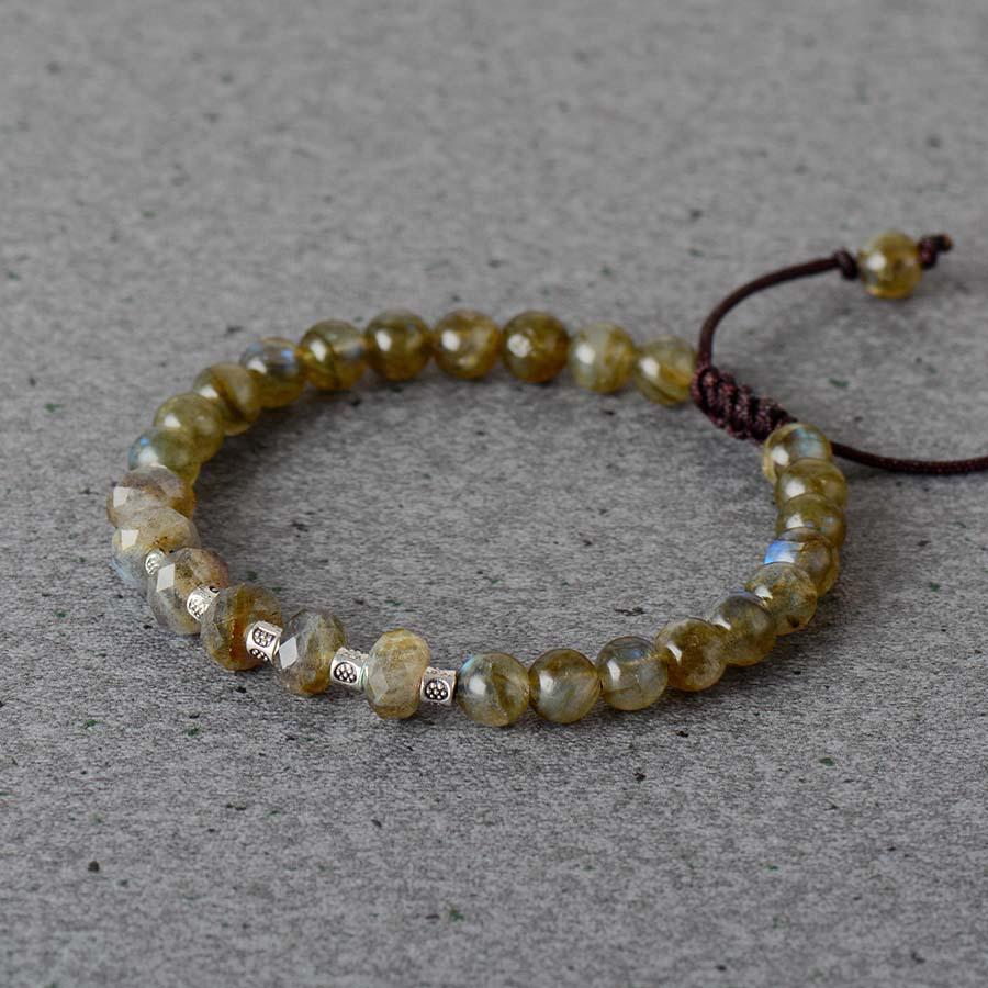 Gros plan sur les pierres de labradorite du bracelet