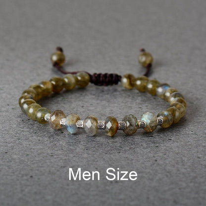 Détail du nœud coulissant du bracelet en labradorite
