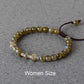 Bracelet en labradorite posé sur une surface en bois