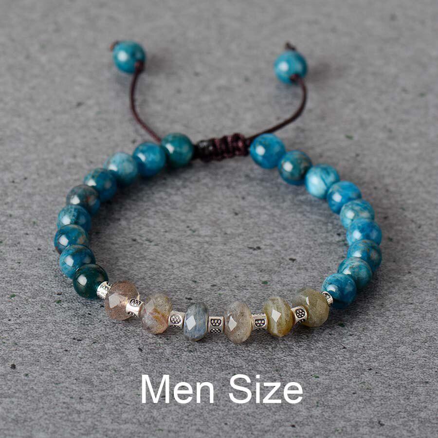 Gros plan sur le nœud coulissant du bracelet en pierres