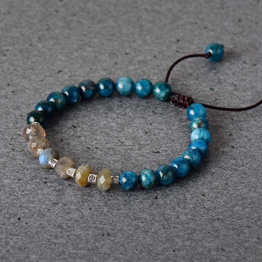 Bracelet en pierres de Labradorite et Apatite sur fond blanc