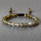 Vue d'ensemble du bracelet en labradorite sur fond neutre