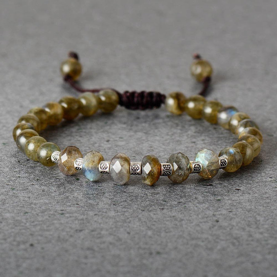 Vue d'ensemble du bracelet en labradorite sur fond neutre