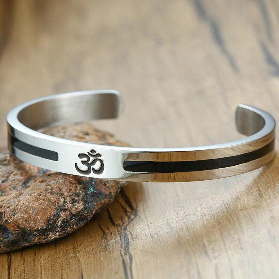 Vue rapprochée du bracelet jonc OM en acier inoxydable
