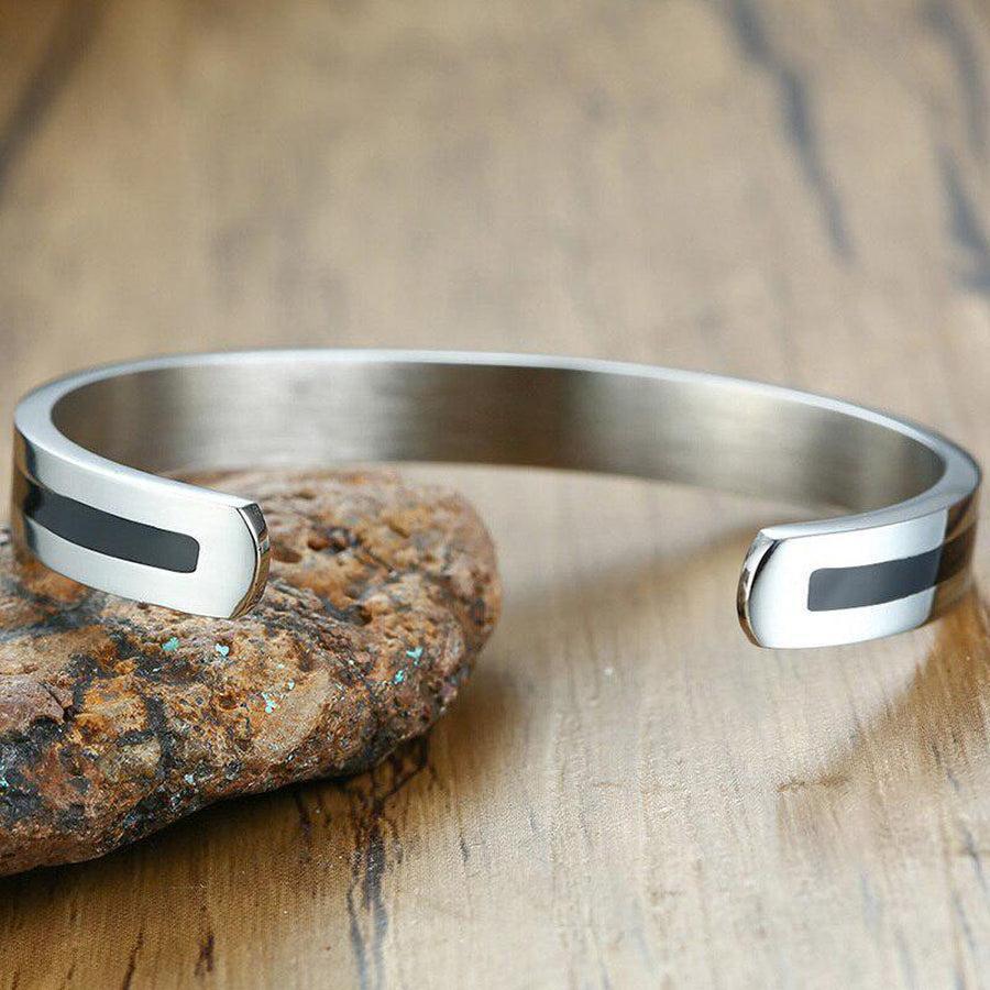 Détail du symbole OM sur le bracelet en acier
