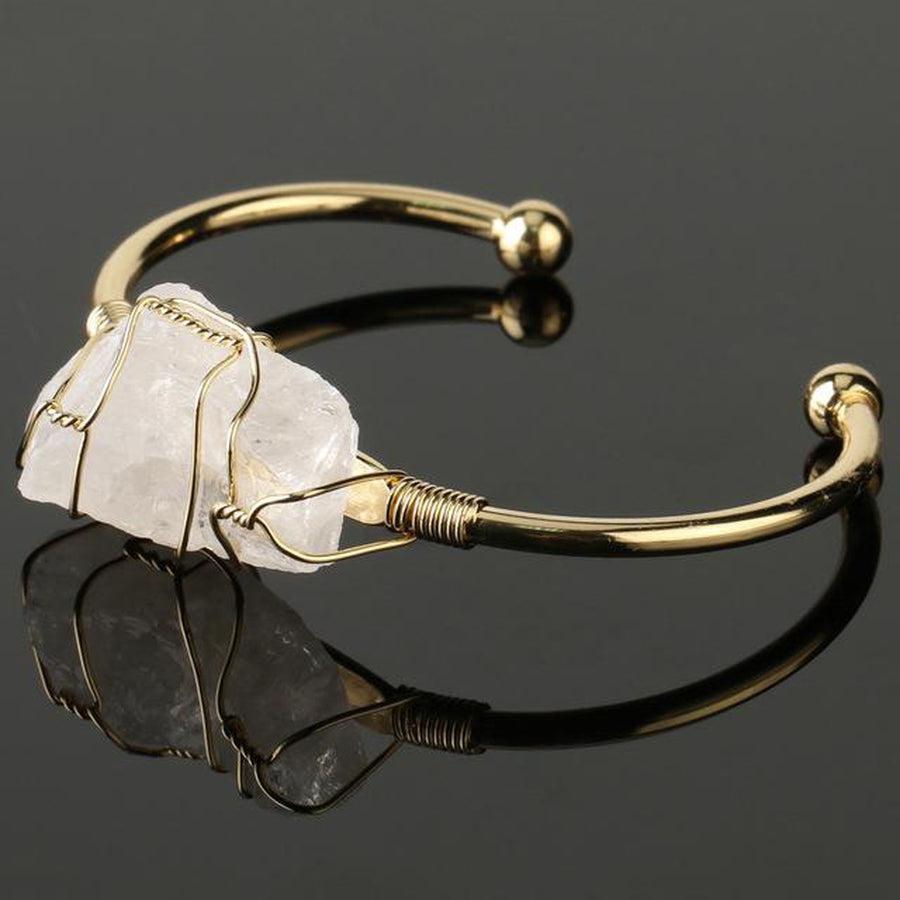 Gros plan sur la pierre quartz rose du bracelet doré