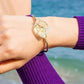 Gros plan sur la pierre fluorite du bracelet argenté
