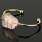 Bracelet doré avec pierre centrale améthyste en gros plan