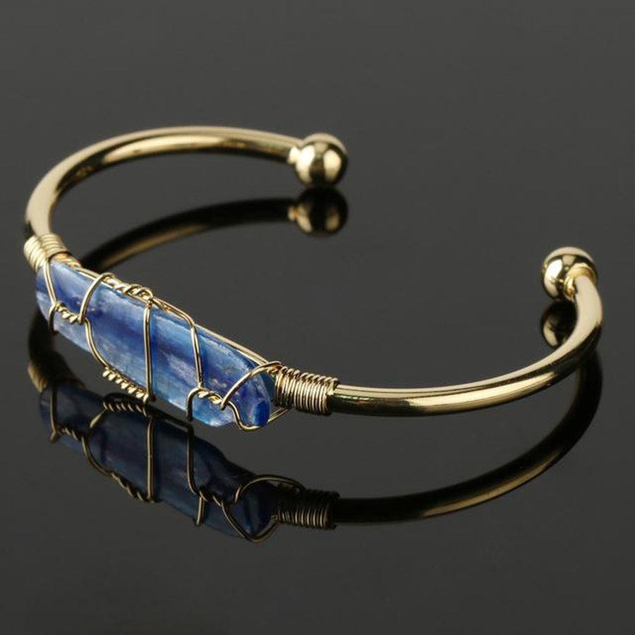 Détail du bracelet argenté avec pierre fluorite