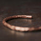Vue de dessus du bracelet en cuivre, montrant sa texture unique