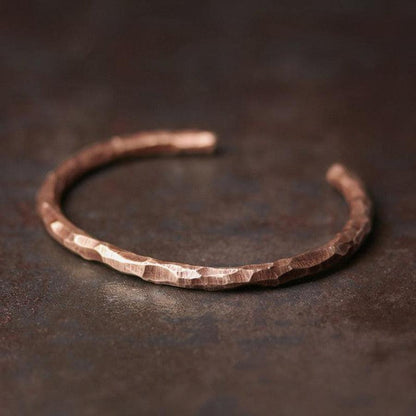 Bracelet en cuivre martelé, élégant et simple, sur fond neutre