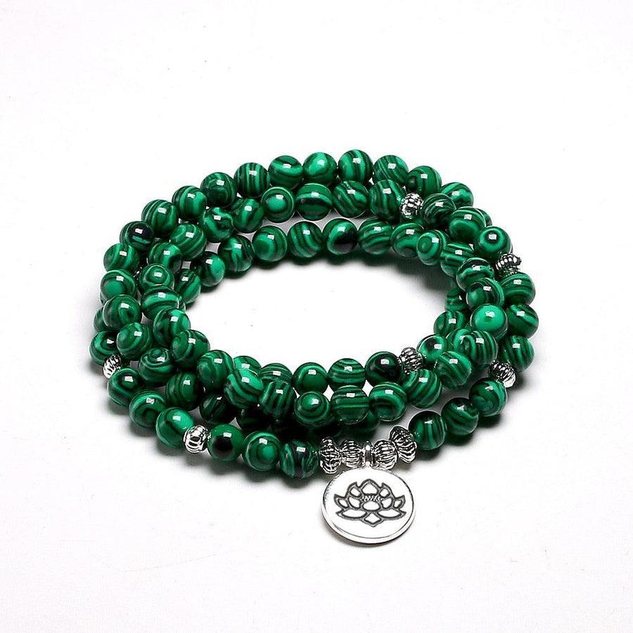 Perles de malachite alignées formant un bracelet traditionnel