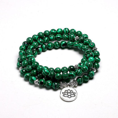 Perles de malachite alignées formant un bracelet traditionnel