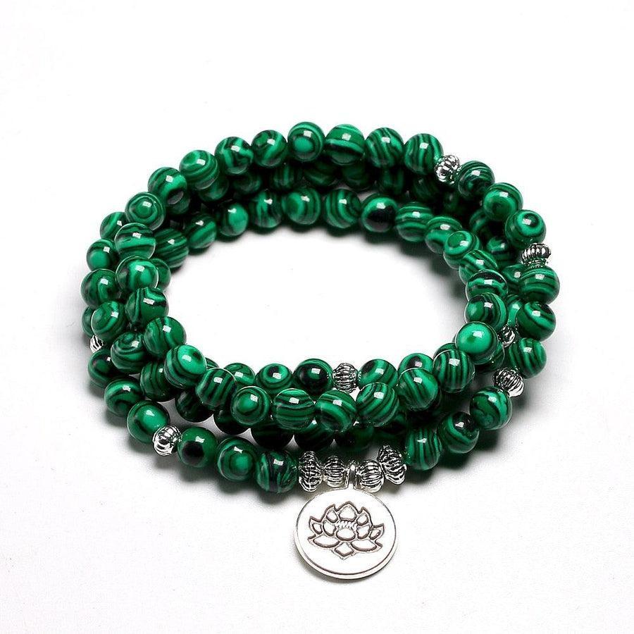 Gros plan sur les perles vert profond du bracelet