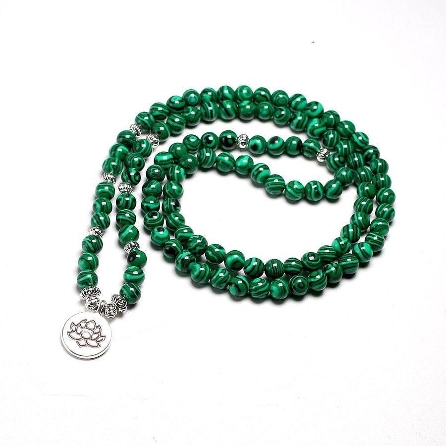 Vue latérale du bracelet mala enroulé autour du poignet