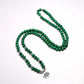 Détail des perles de malachite sur fond clair