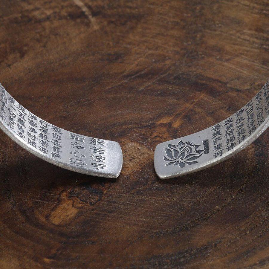 Vue rapprochée du bracelet montrant le lotus gravé