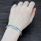 Détail du motif Om sur le bracelet en argent pur