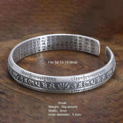 Bracelet argenté sur fond neutre, montrant sa finesse