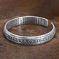 Vue d'ensemble du bracelet manchette argenté