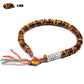 Vue rapprochée du bracelet bouddhiste en pierres naturelles