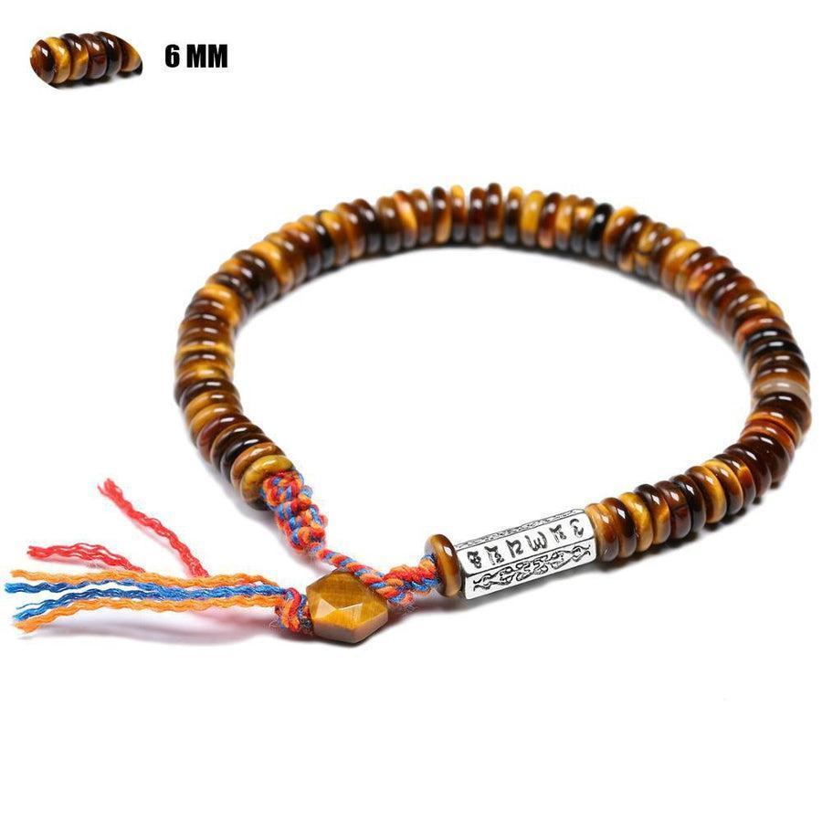 Vue rapprochée du bracelet bouddhiste en pierres naturelles