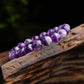Gros plan sur les perles violettes du bracelet extensible