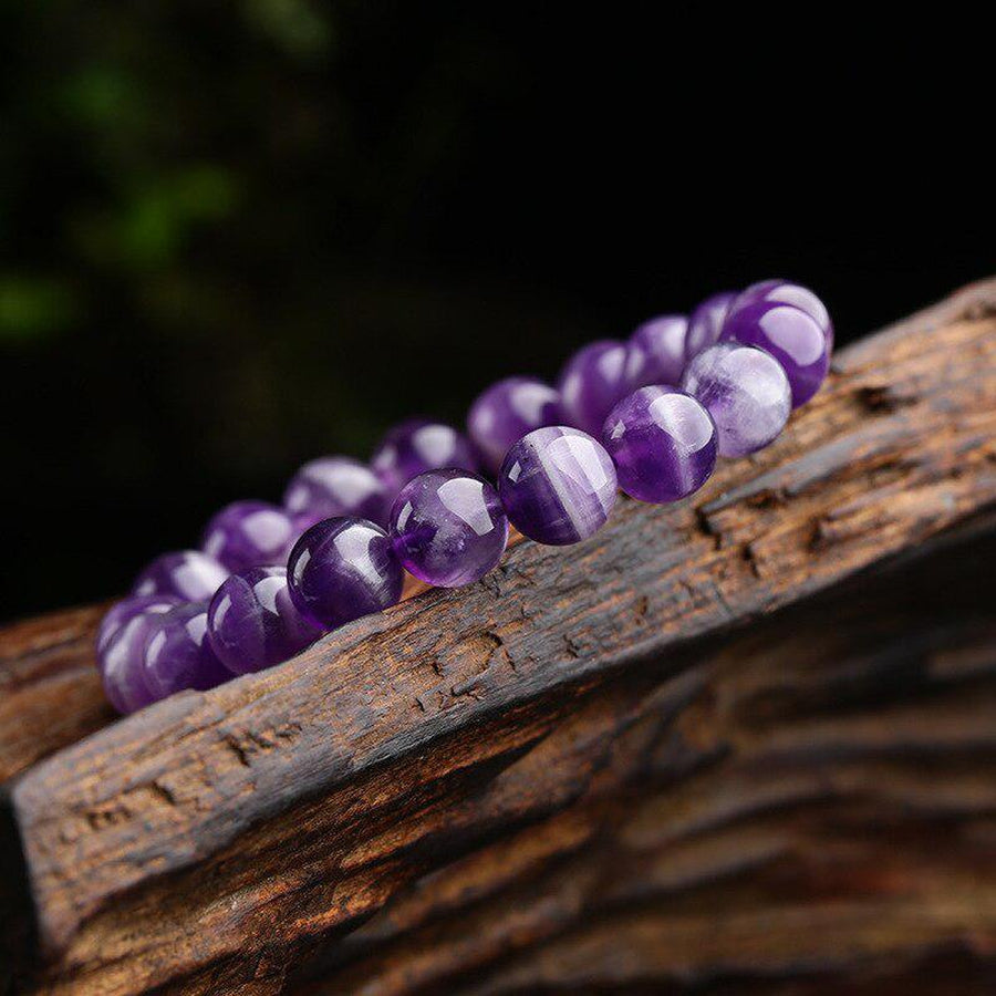 Gros plan sur les perles violettes du bracelet extensible