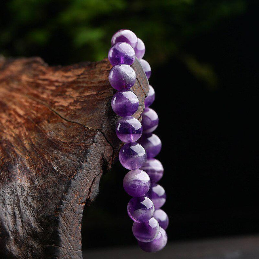 Deux bracelets en cristal violet posés côte à côte