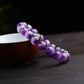 Bracelet violet en perles, vue de côté sur poignet