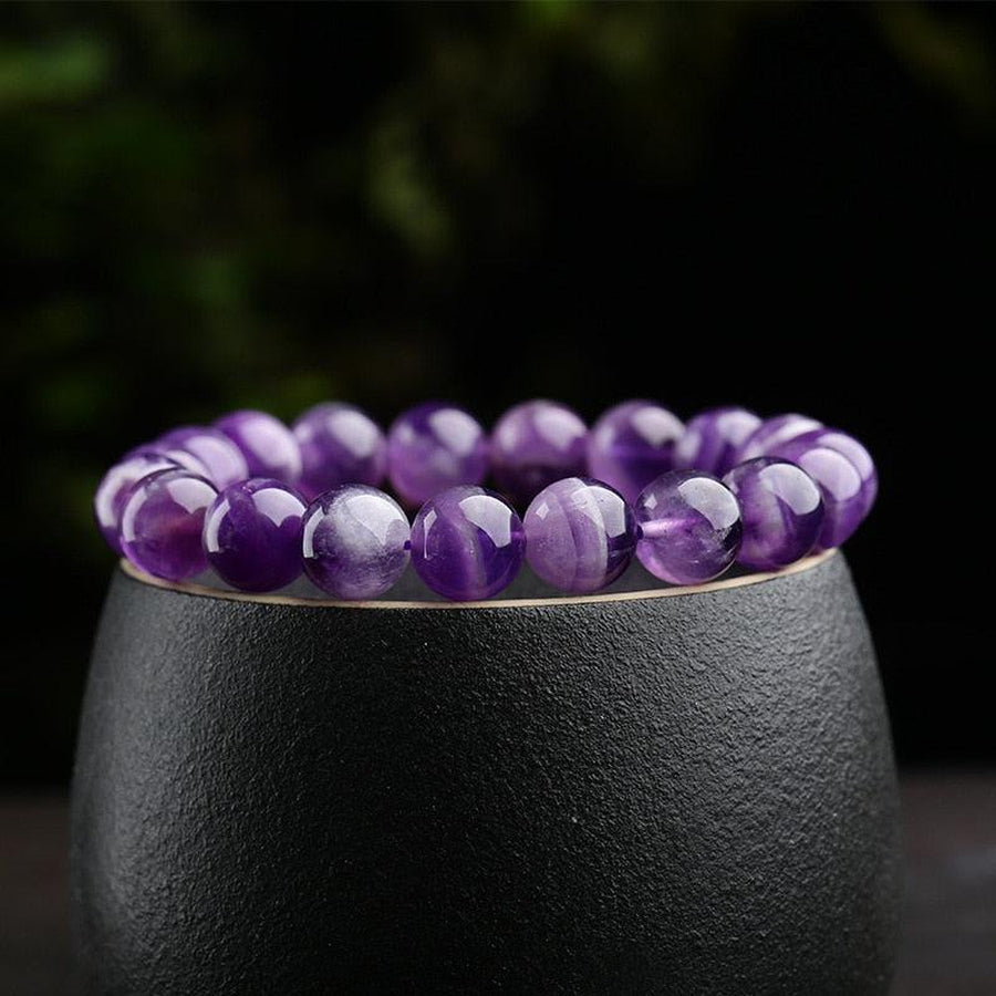 Ensemble de bracelets en perles violettes sur fond neutre