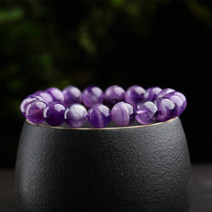 Ensemble de bracelets en perles violettes sur fond neutre