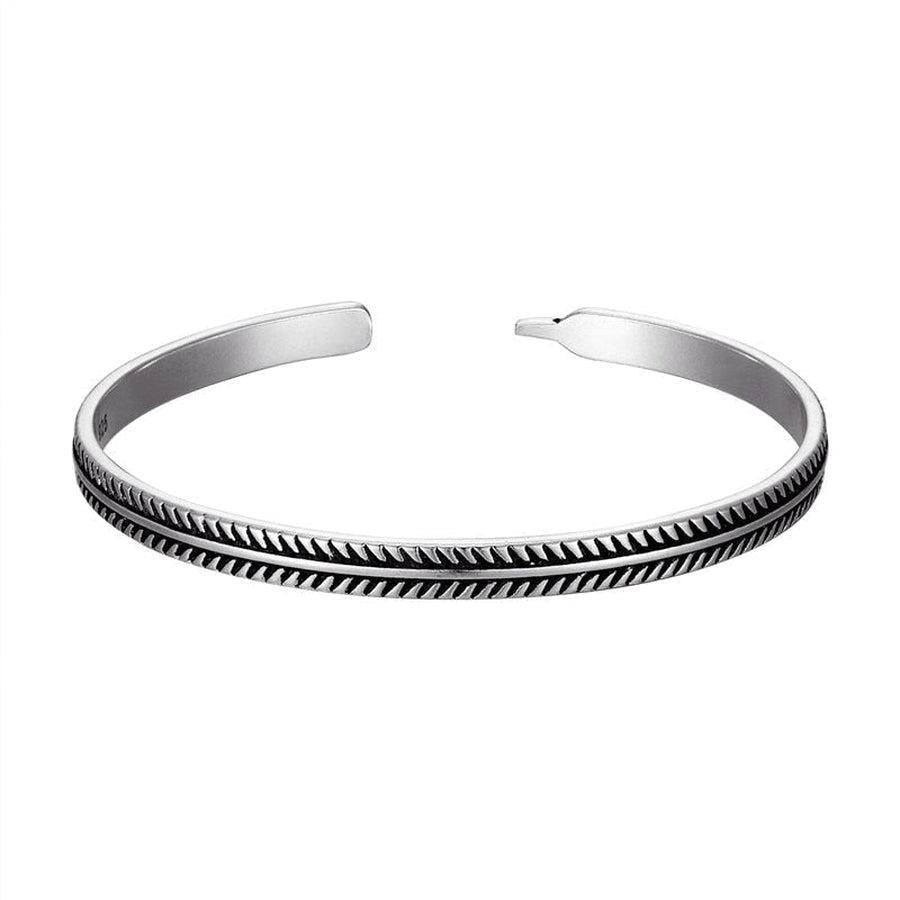 Vue de dessus d'un bracelet jonc argenté large et élégant