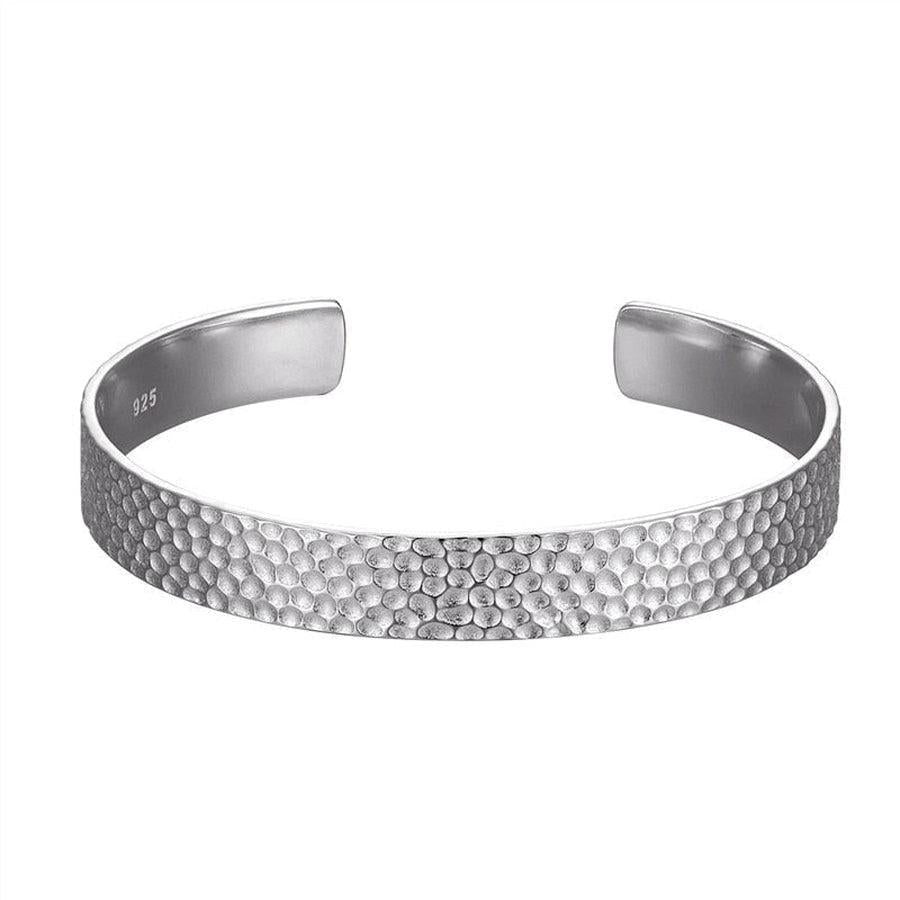 Bracelet jonc argenté unisexe, style rétro, sur fond neutre