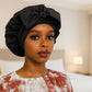 Bonnet en satin avec élastique réglable visible