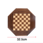 Vue rapprochée d'une pièce d'échecs en bois verni