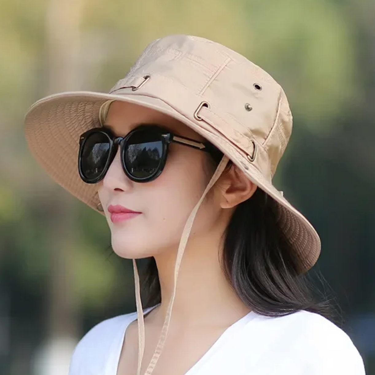 Chapeau en coton plié sur fond blanc
