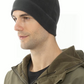 Vue latérale d'un homme avec un bonnet en randonnée