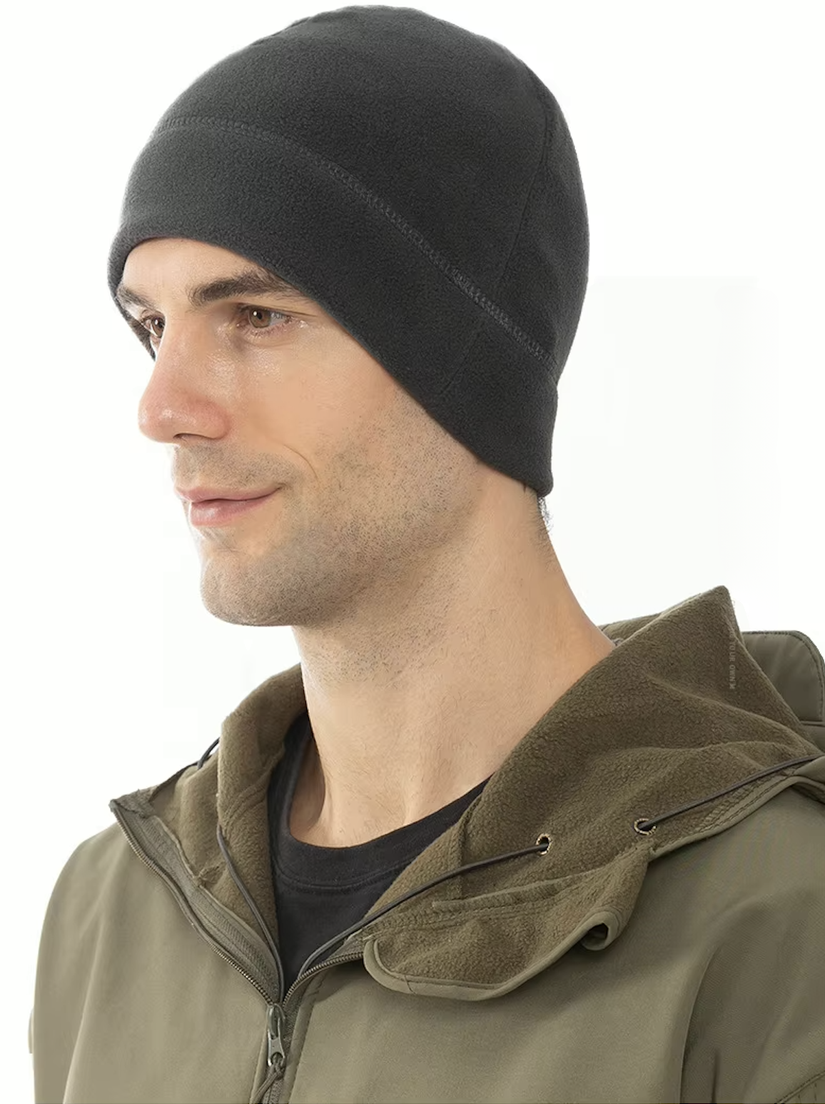 Vue latérale d'un homme avec un bonnet en randonnée