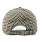 Vue rapprochée d'une casquette à carreaux vintage