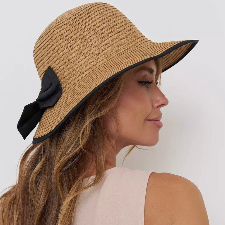 Chapeau de paille sur fond blanc, vue de côté