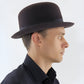 Gros plan sur la texture du chapeau melon en feutre