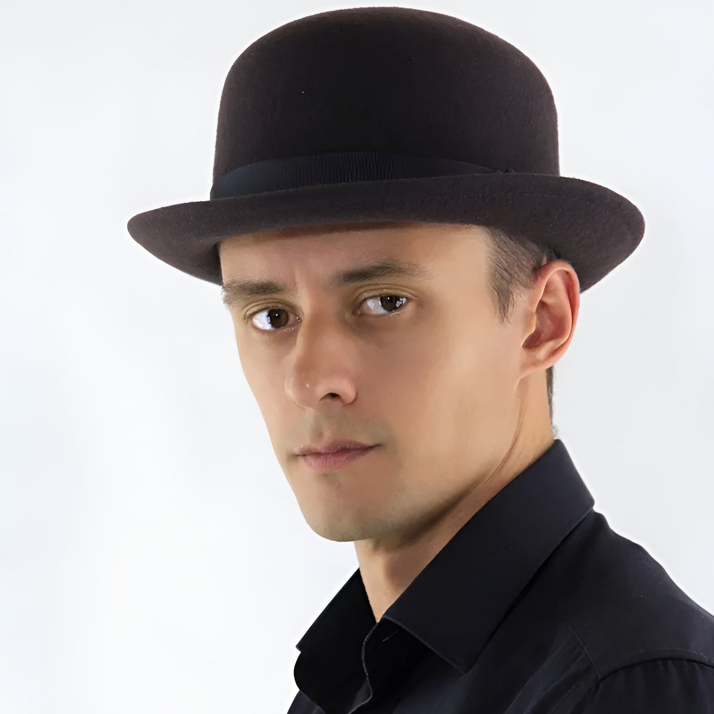 Chapeau melon noir sur fond blanc, vue de côté