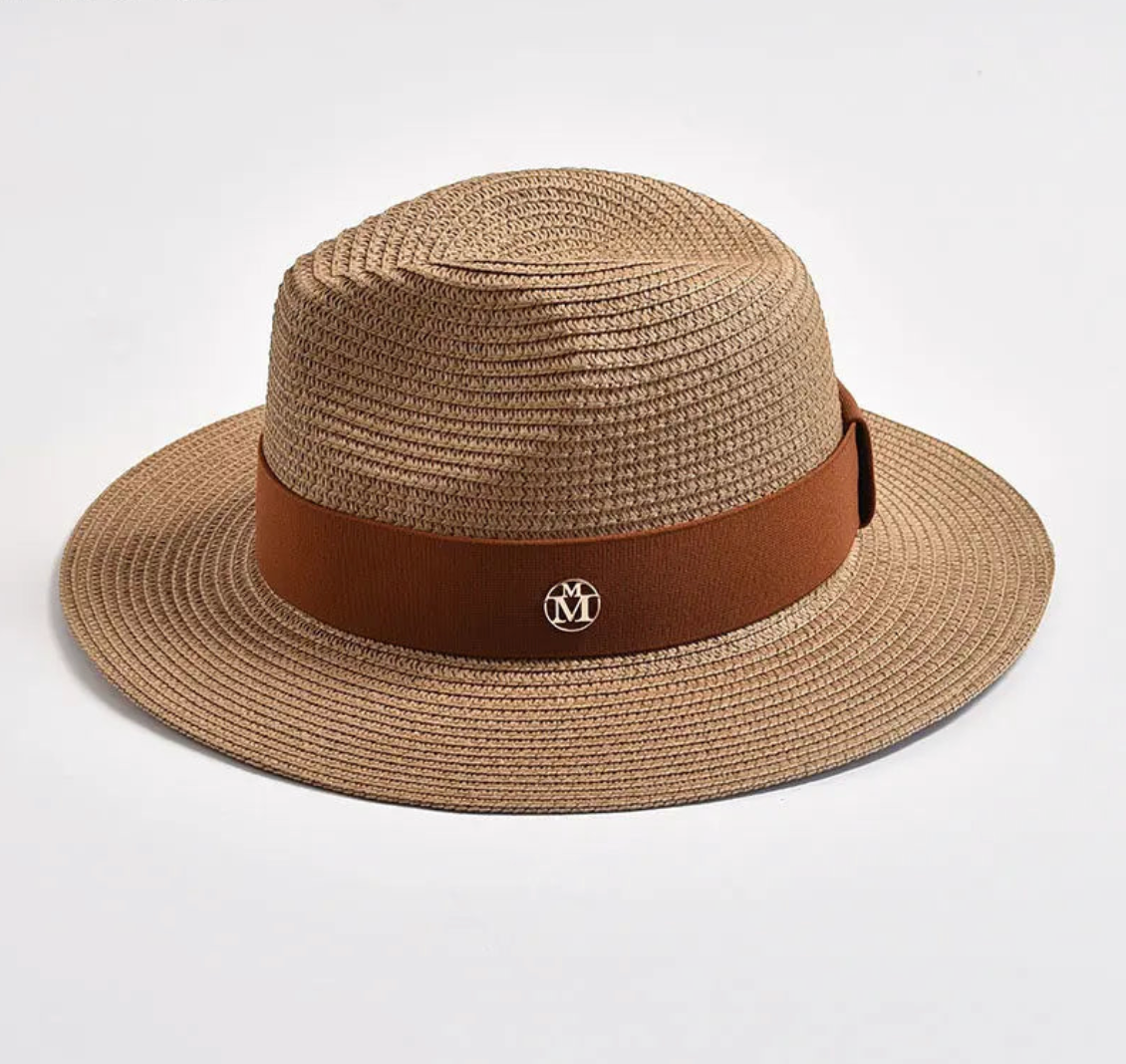 Chapeau Panama posé sur une surface en bois clair