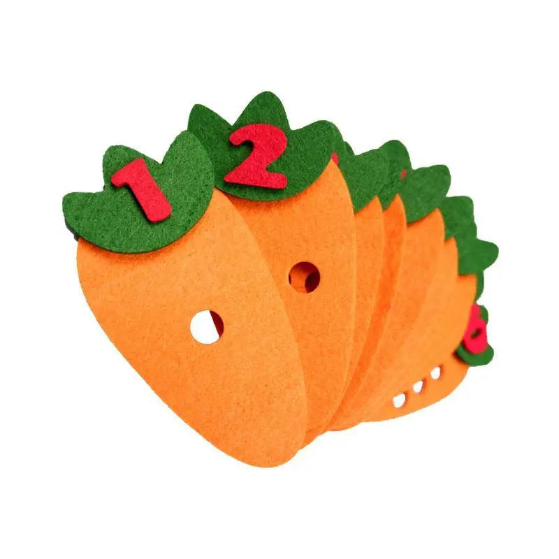 Enfant jouant avec des cartes carottes numérotées