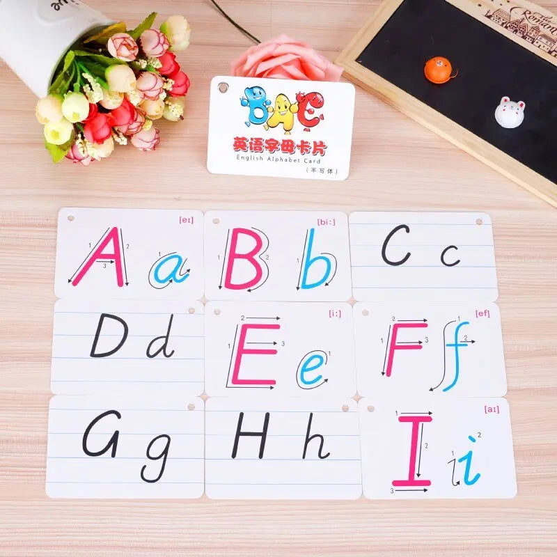 Cartes alphabet Montessori avec lettres majuscules et minuscules visibles