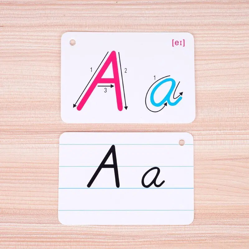 Gros plan sur des cartes éducatives avec lettres de l'alphabet