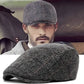 Casquette à carreaux vintage sur fond neutre