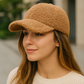 Casquette en polaire douce couleur camel sur fond blanc